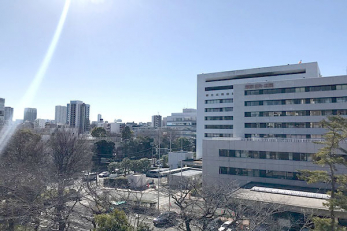 住戸からの眺望写真　バルコニーからの眺望／前面には渋谷川を挟んで広尾病院の駐車場があり、開放感のある眺望を楽しめます。