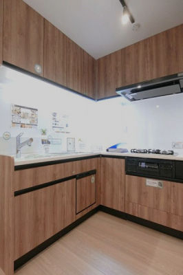 キッチン　システムキッチン／新規交換済、L字型の広いキッチン、作業スペースがしっかり確保されています。食洗機・浄水器一体型水栓・スライド収納・人造大理石天板
