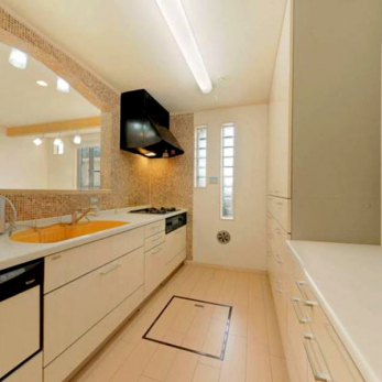 キッチン　システムキッチン／食洗機付、床下収納やキャビネットが設置されています。